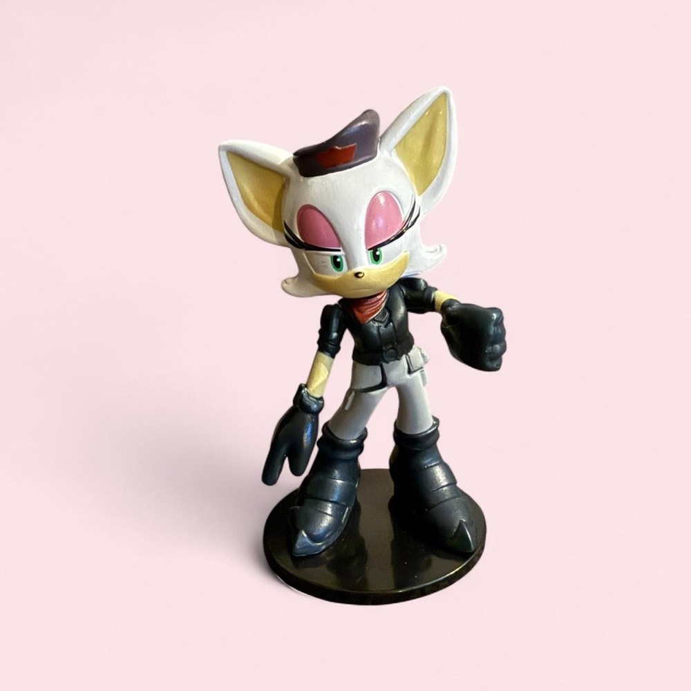 Sonic the Hedgehog Rebel Rogue in Black and White Outfit